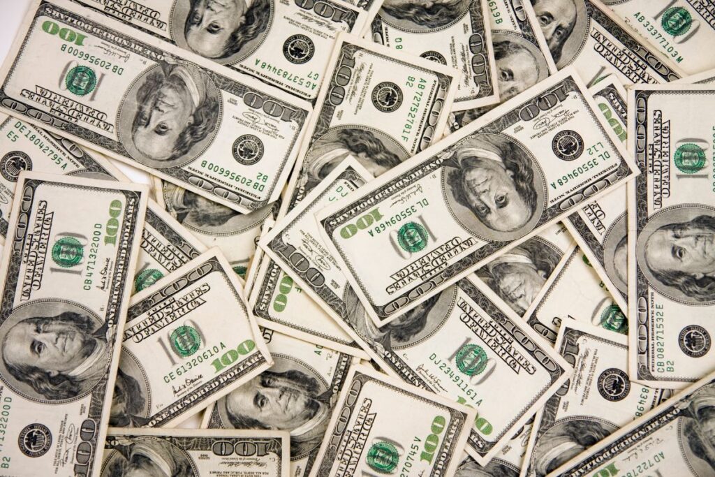 Saiba quais são as vantagens e riscos de investir em dólar