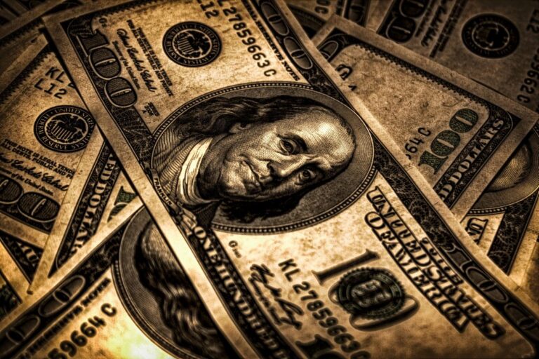 Saiba quais são as vantagens e riscos de investir em dólar